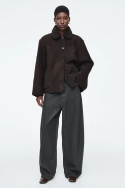 Discount COS COLLARED FAUX SHEARLING JACKET DARK BROWN