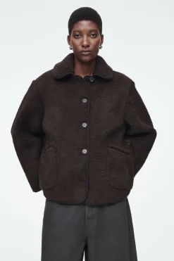 Discount COS COLLARED FAUX SHEARLING JACKET DARK BROWN