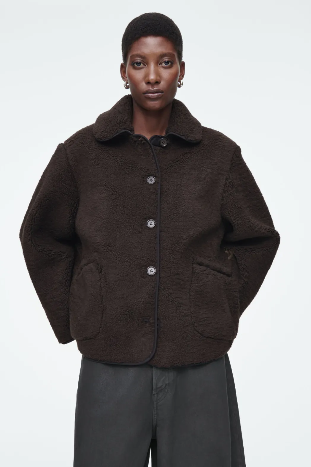Discount COS COLLARED FAUX SHEARLING JACKET DARK BROWN