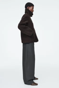 Discount COS COLLARED FAUX SHEARLING JACKET DARK BROWN