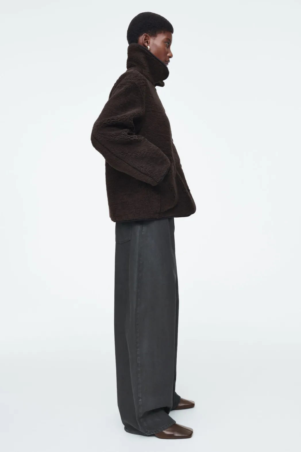 Discount COS COLLARED FAUX SHEARLING JACKET DARK BROWN
