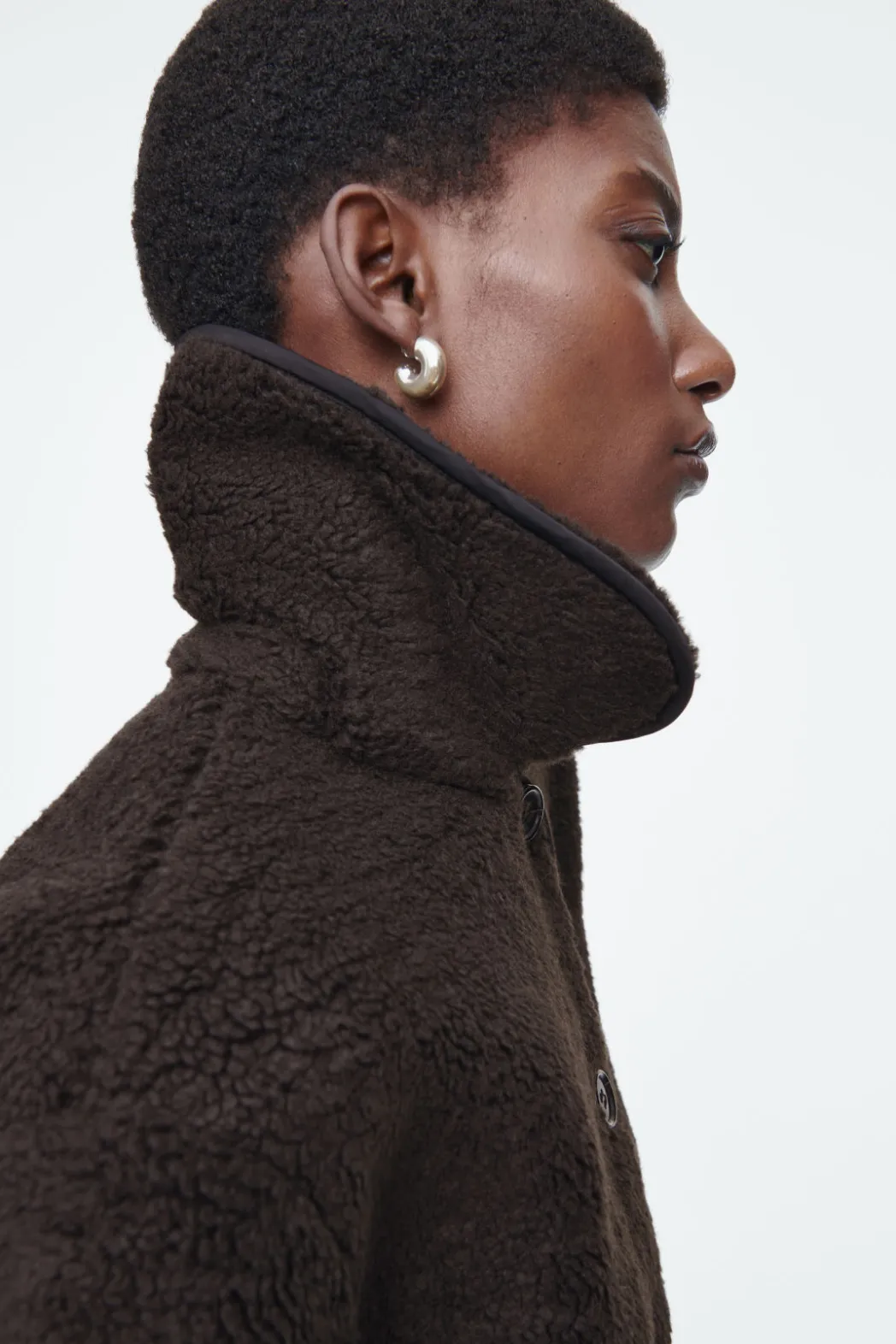Discount COS COLLARED FAUX SHEARLING JACKET DARK BROWN