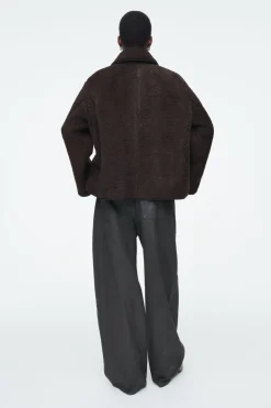 Discount COS COLLARED FAUX SHEARLING JACKET DARK BROWN