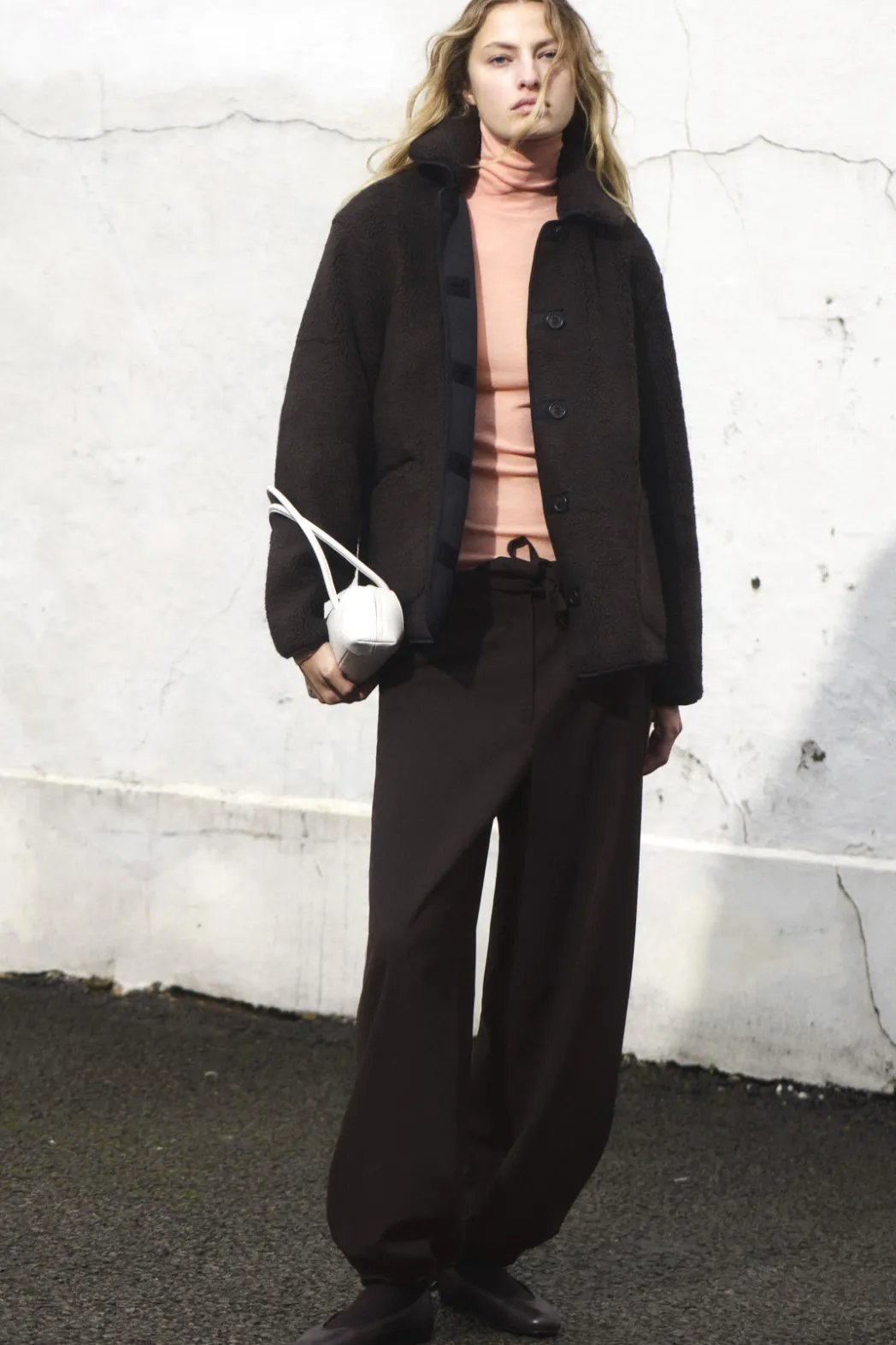 Discount COS COLLARED FAUX SHEARLING JACKET DARK BROWN