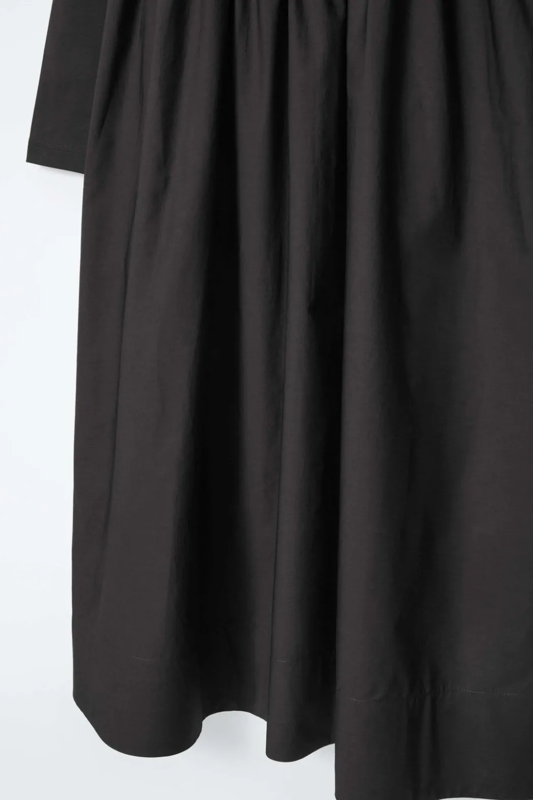Sale COS CONTRAST-PANEL LONG-SLEEVED MIDI DRESS BLACK