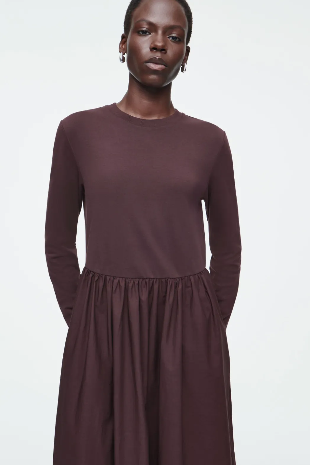 New COS CONTRAST-PANEL LONG-SLEEVED MIDI DRESS BURGUNDY