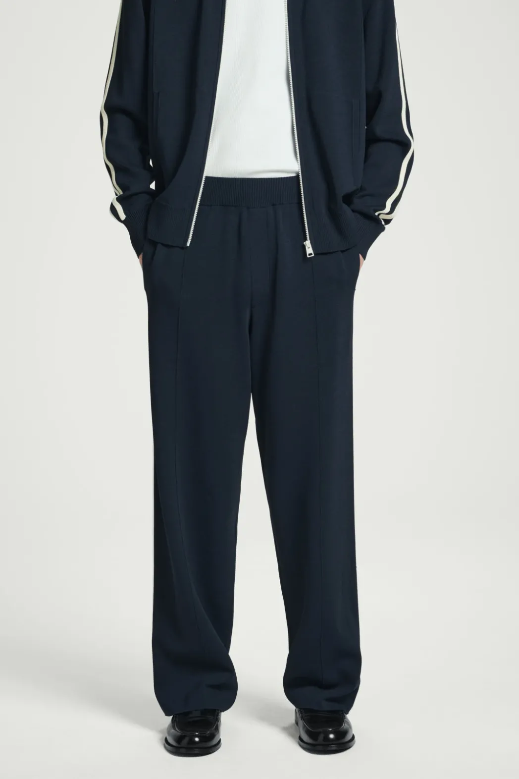 Outlet COS CONTRAST-STRIPE KNITTED JOGGERS NAVY / IVORY