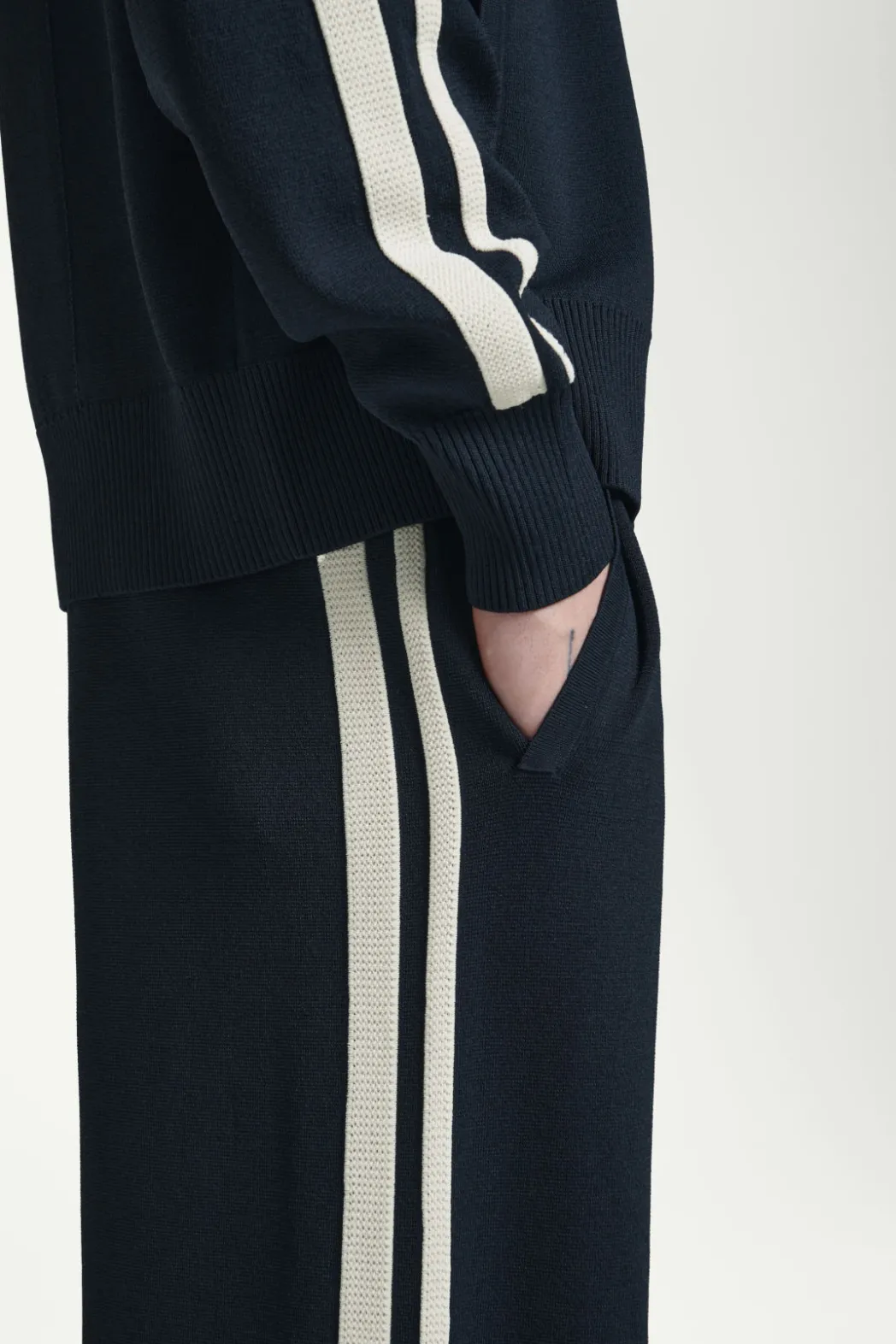 Outlet COS CONTRAST-STRIPE KNITTED JOGGERS NAVY / IVORY