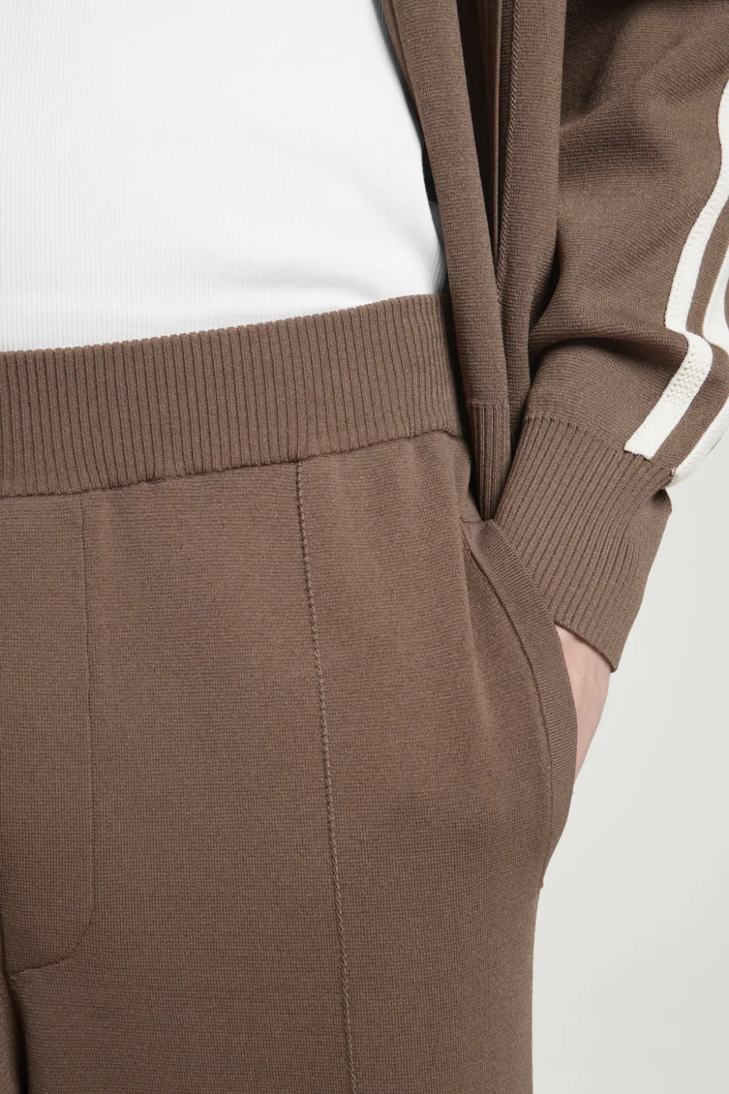 Outlet COS CONTRAST-STRIPE KNITTED JOGGERS BROWN / IVORY