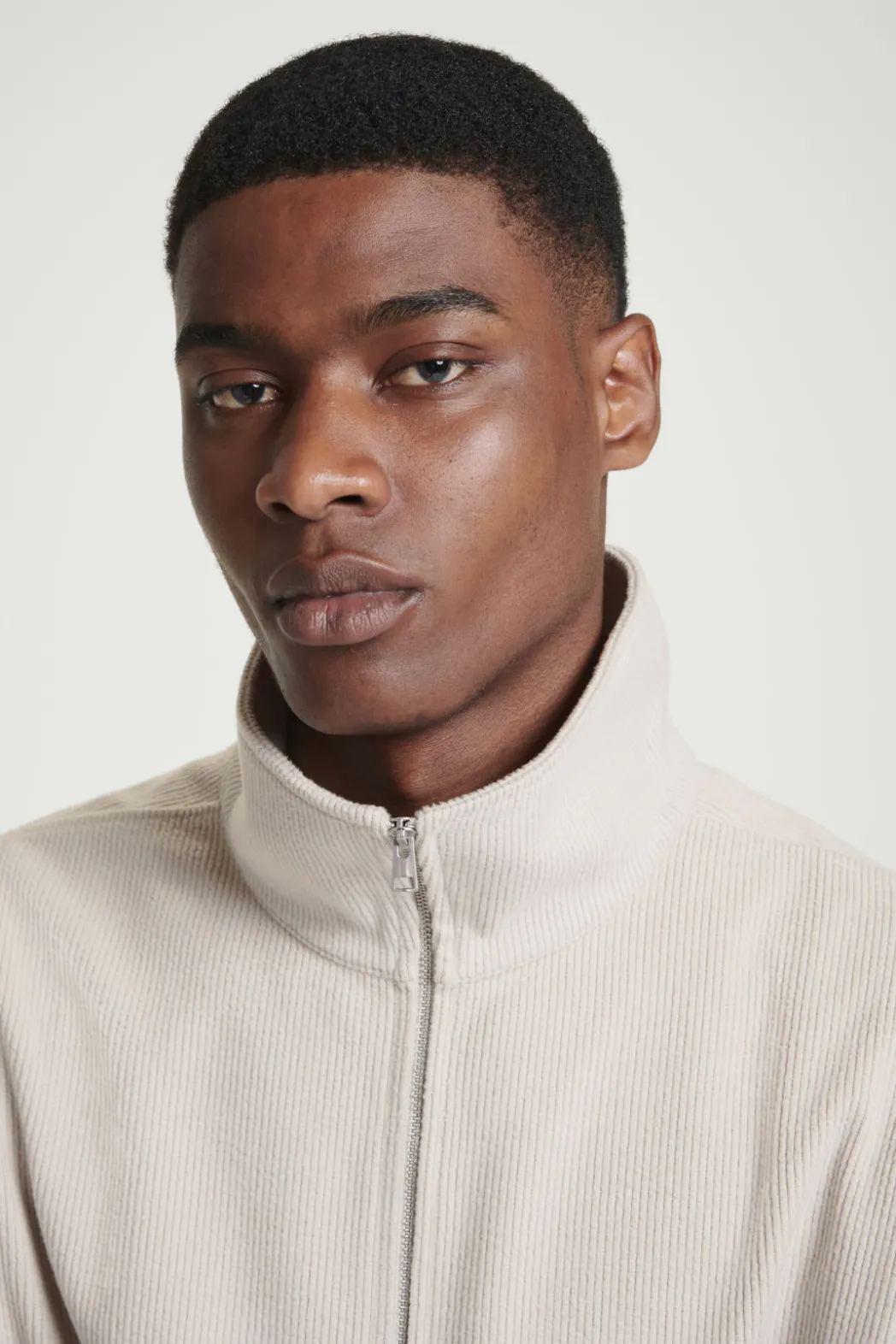 Outlet COS CORDUROY-JERSEY HALF-ZIP SWEATSHIRT LIGHT MOLE
