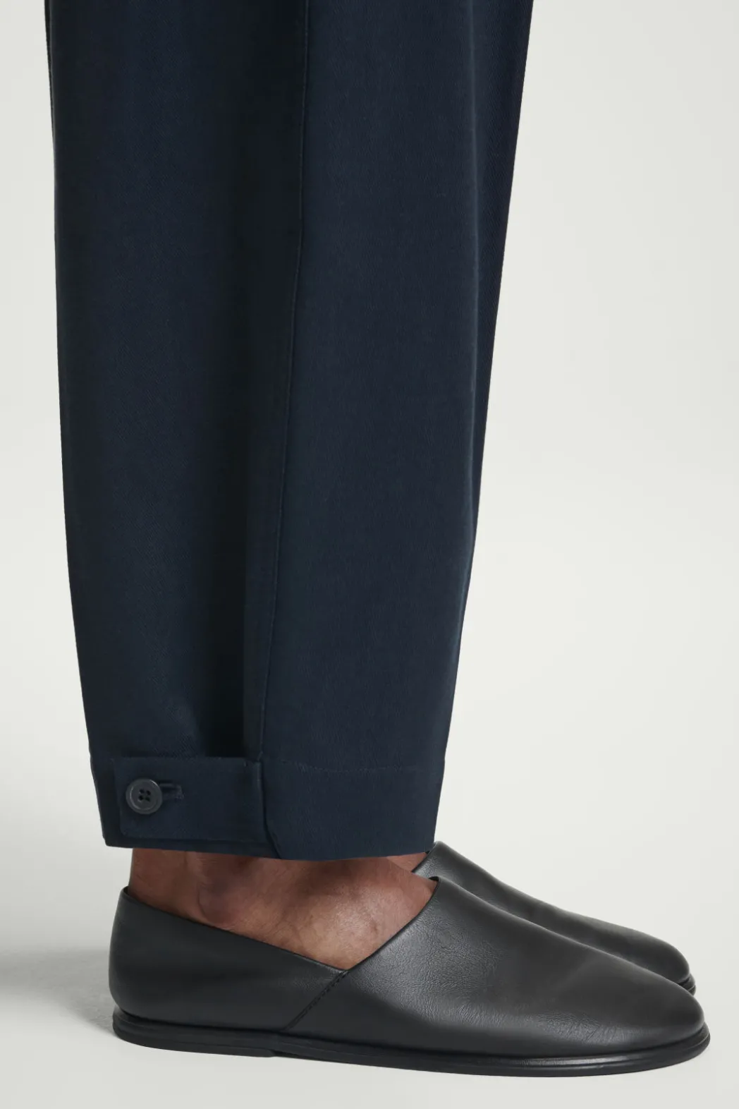 COS CROPPED BARREL-LEG PANTS NAVY