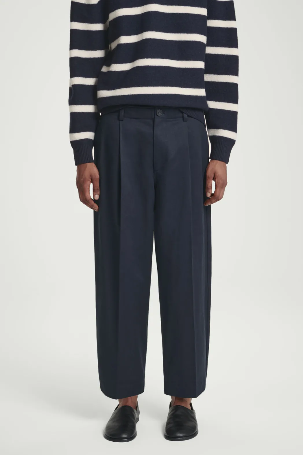 COS CROPPED BARREL-LEG PANTS NAVY