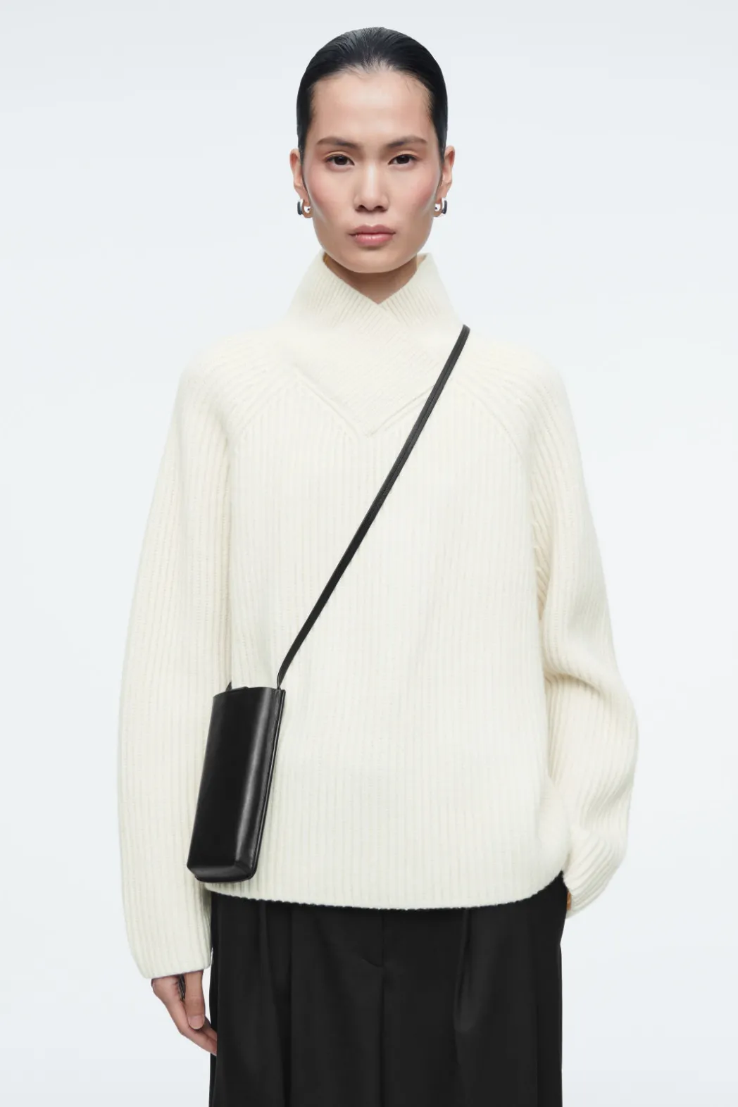 Online COS CROSSBODY PHONE POUCH - LEATHER BLACK