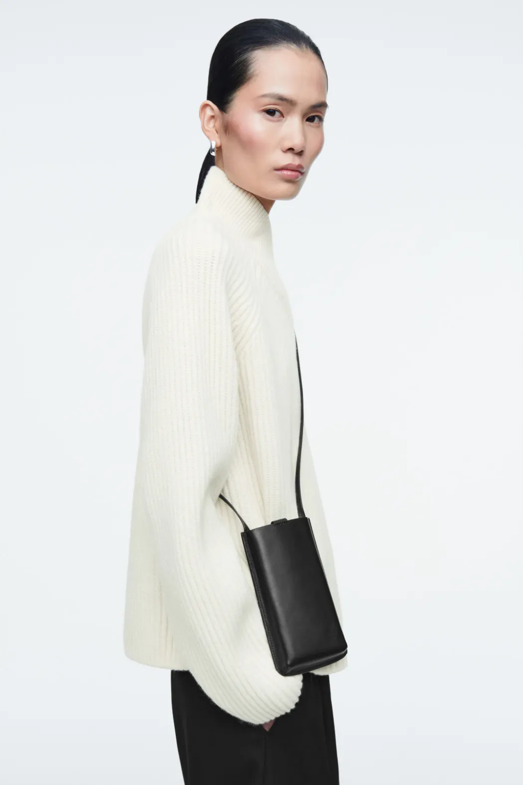 Online COS CROSSBODY PHONE POUCH - LEATHER BLACK