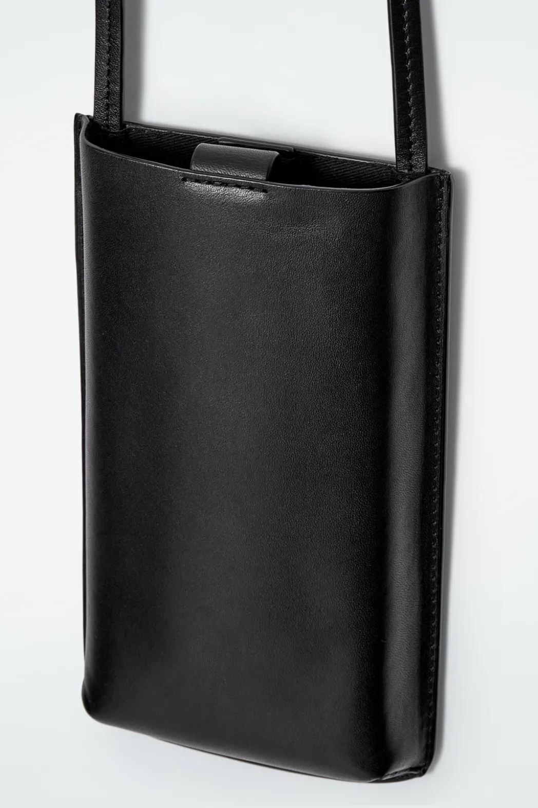 Online COS CROSSBODY PHONE POUCH - LEATHER BLACK