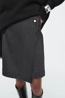 Online COS DENIM MINI WRAP SKIRT WASHED BLACK