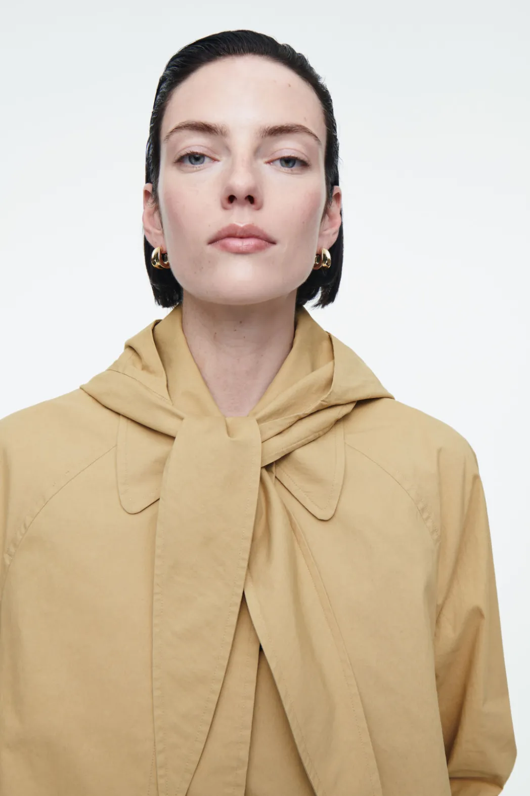 COS DETACHABLE-HOOD SHORT TRENCH COAT BEIGE