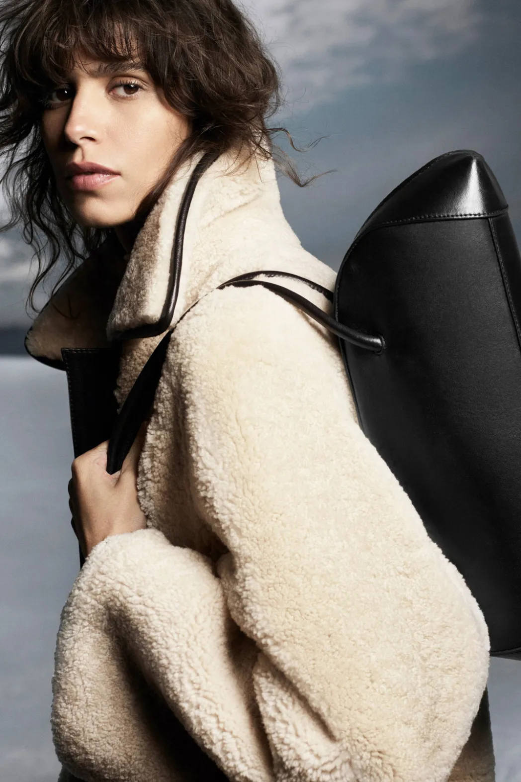 Outlet COS EASTSIDE BOWLING BAG - LEATHER BLACK