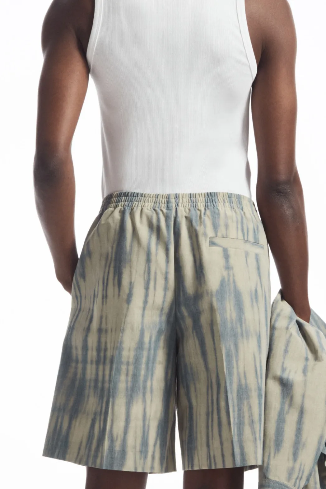 COS ELASTICATED BERMUDA SHORTS BEIGE / BLUE