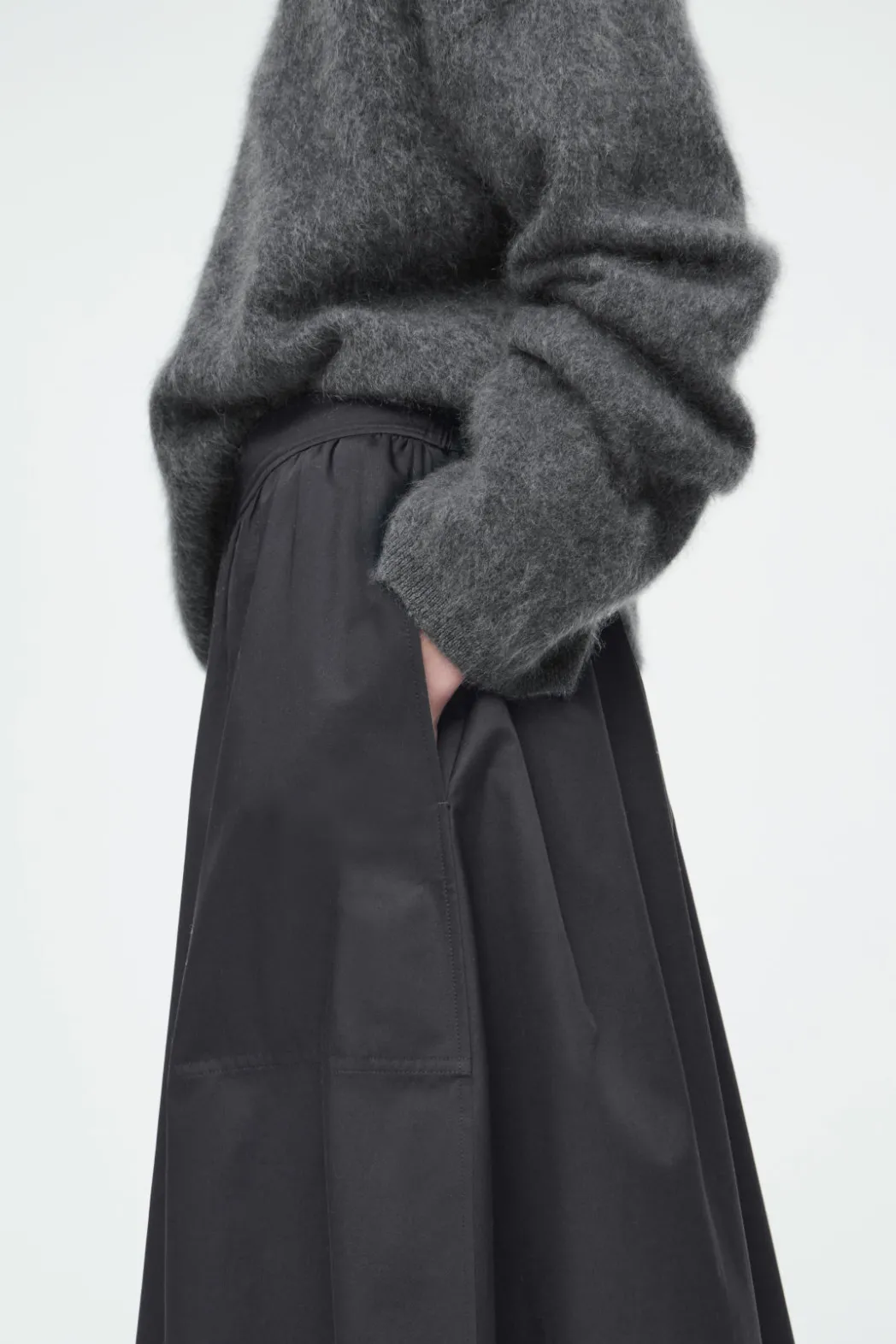 Hot COS ELASTICATED MIDI SKIRT BLACK
