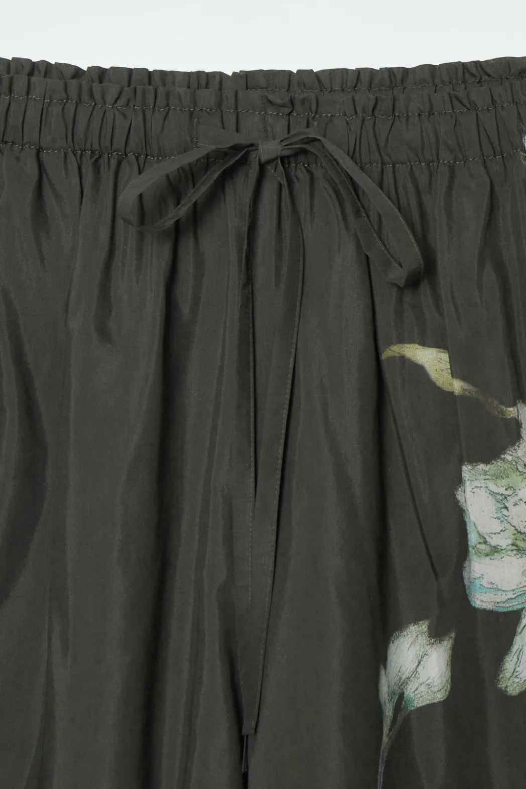 Sale COS FLORAL DRAWSTRING SHORTS CHARCOAL / FLORAL