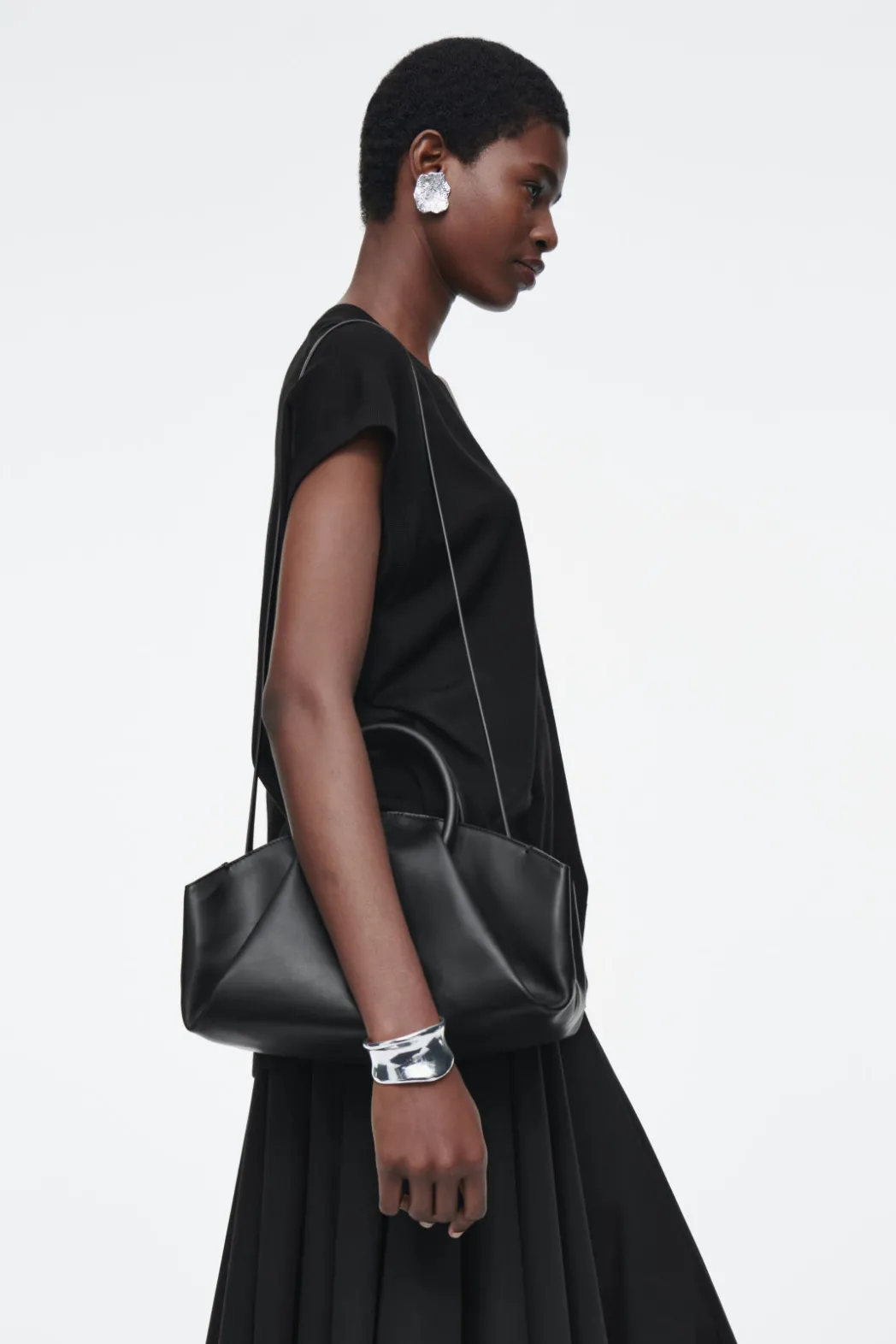 Sale COS FOLD SHOULDER BAG - LEATHER BLACK