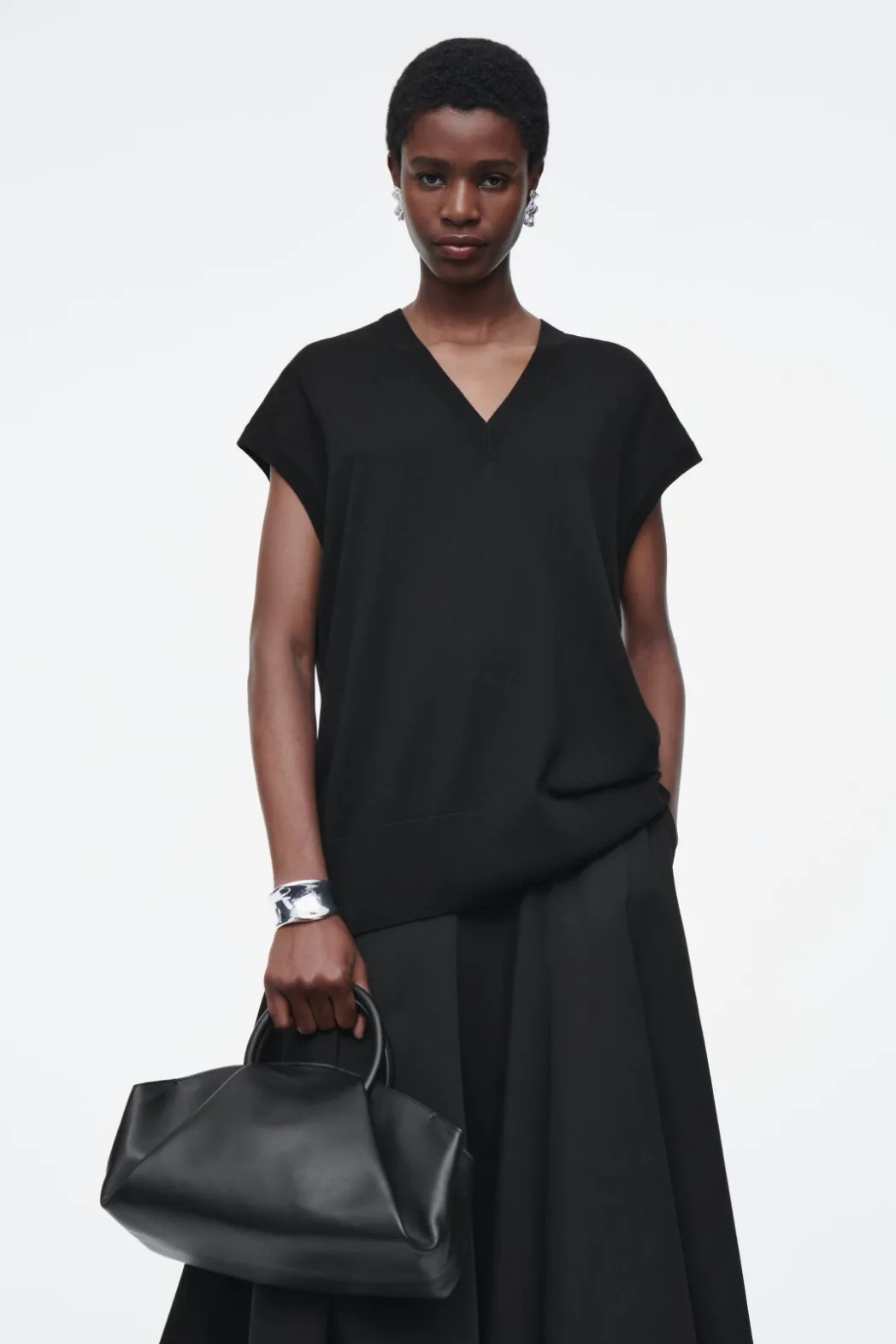 Sale COS FOLD SHOULDER BAG - LEATHER BLACK