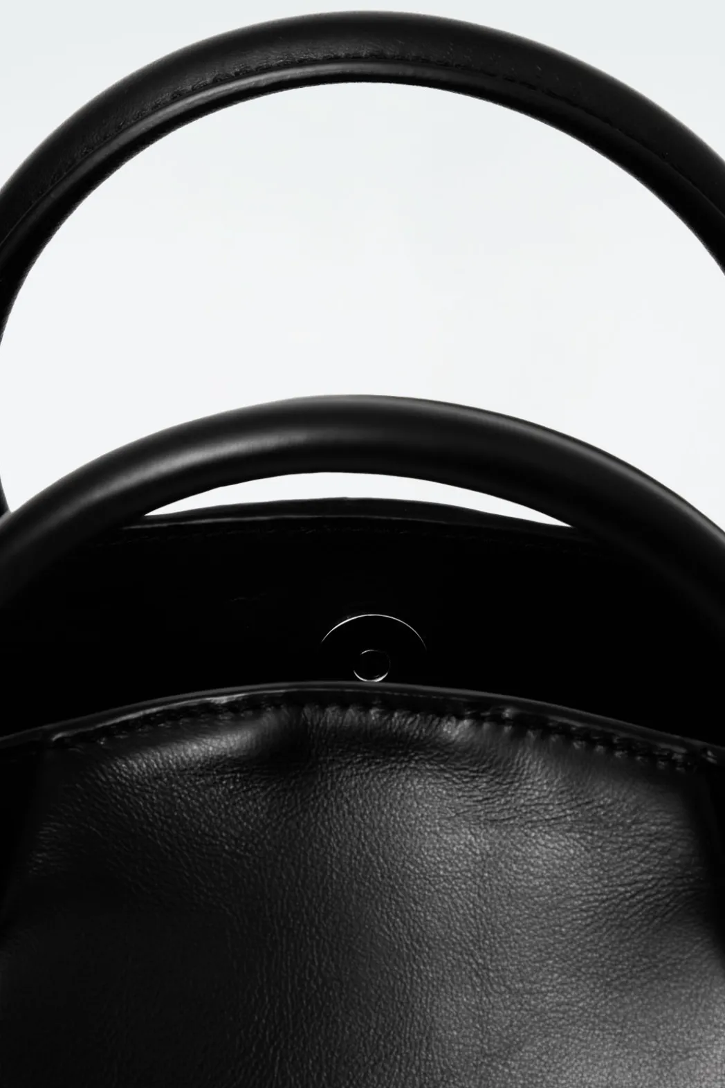 Sale COS FOLD SHOULDER BAG - LEATHER BLACK