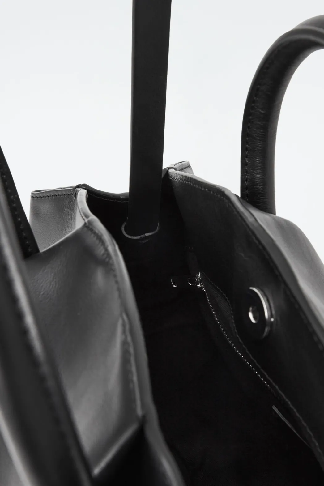 Sale COS FOLD SHOULDER BAG - LEATHER BLACK