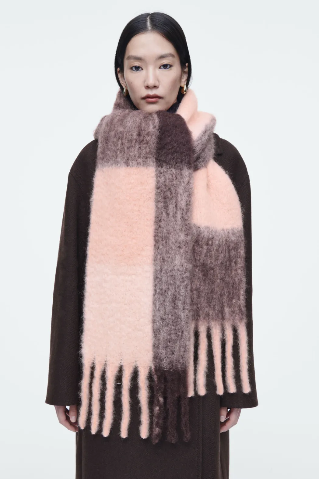 Online COS FRINGED BRUSHED-MOHAIR SCARF PINK / BURGUNDY