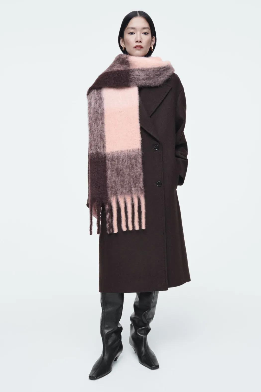 Online COS FRINGED BRUSHED-MOHAIR SCARF PINK / BURGUNDY