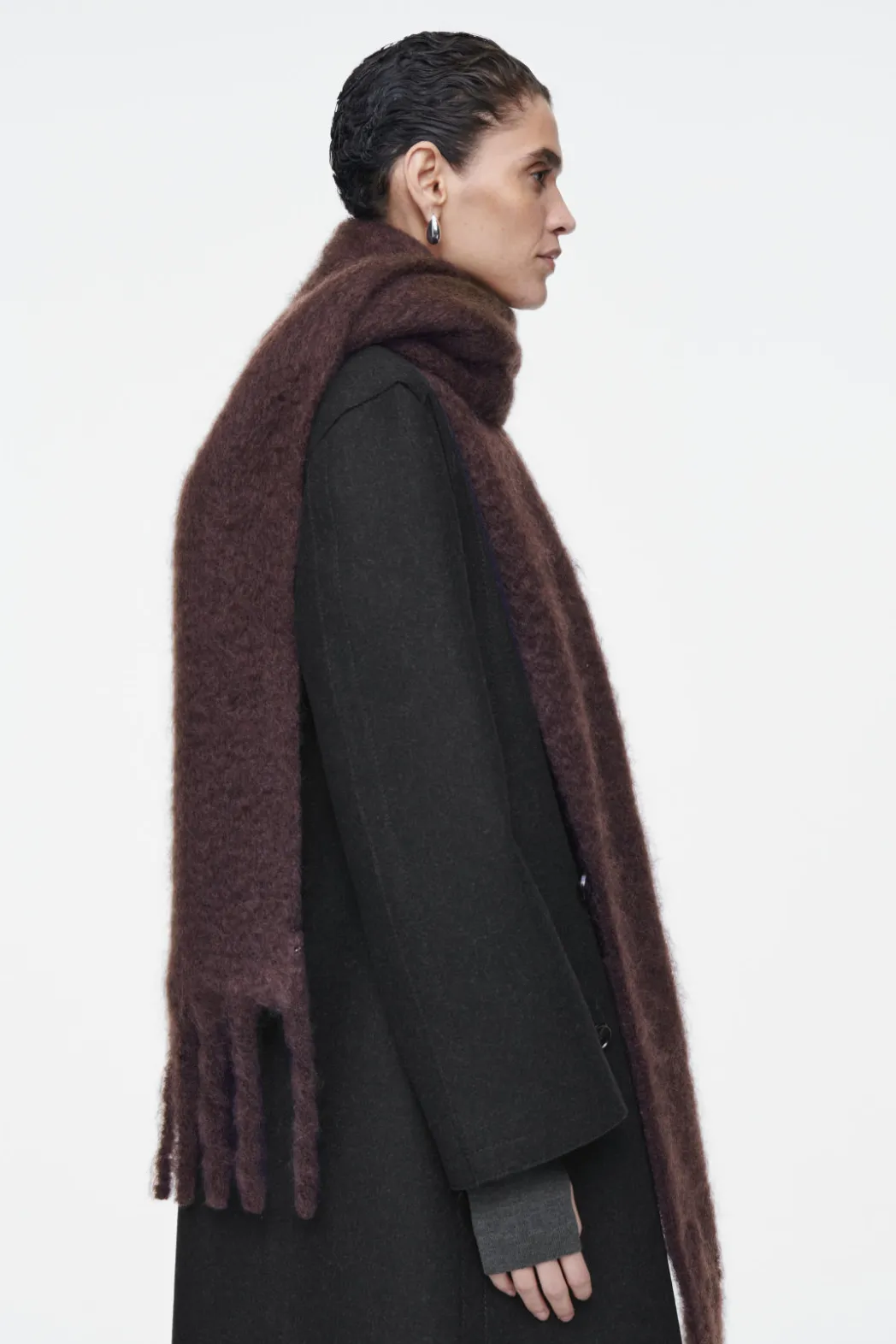Discount COS FRINGED BRUSHED-MOHAIR SCARF BORDEAUX