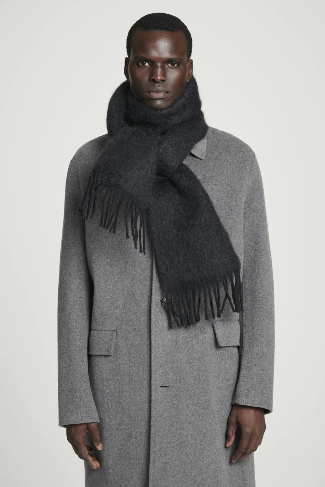 Outlet COS FRINGED MOHAIR SCARF BLACK