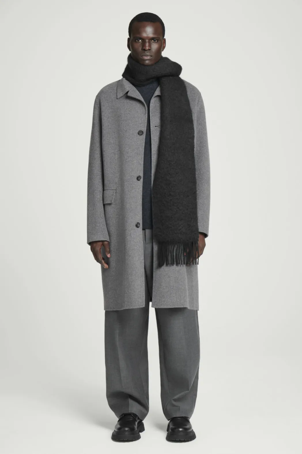 Outlet COS FRINGED MOHAIR SCARF BLACK