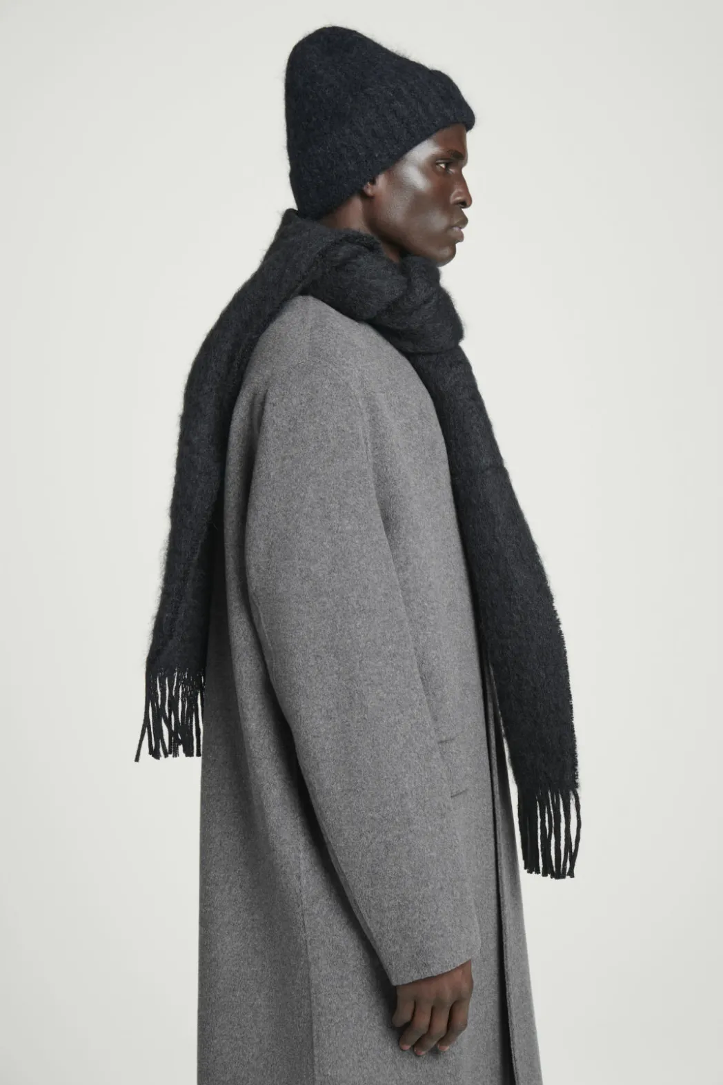 Outlet COS FRINGED MOHAIR SCARF BLACK
