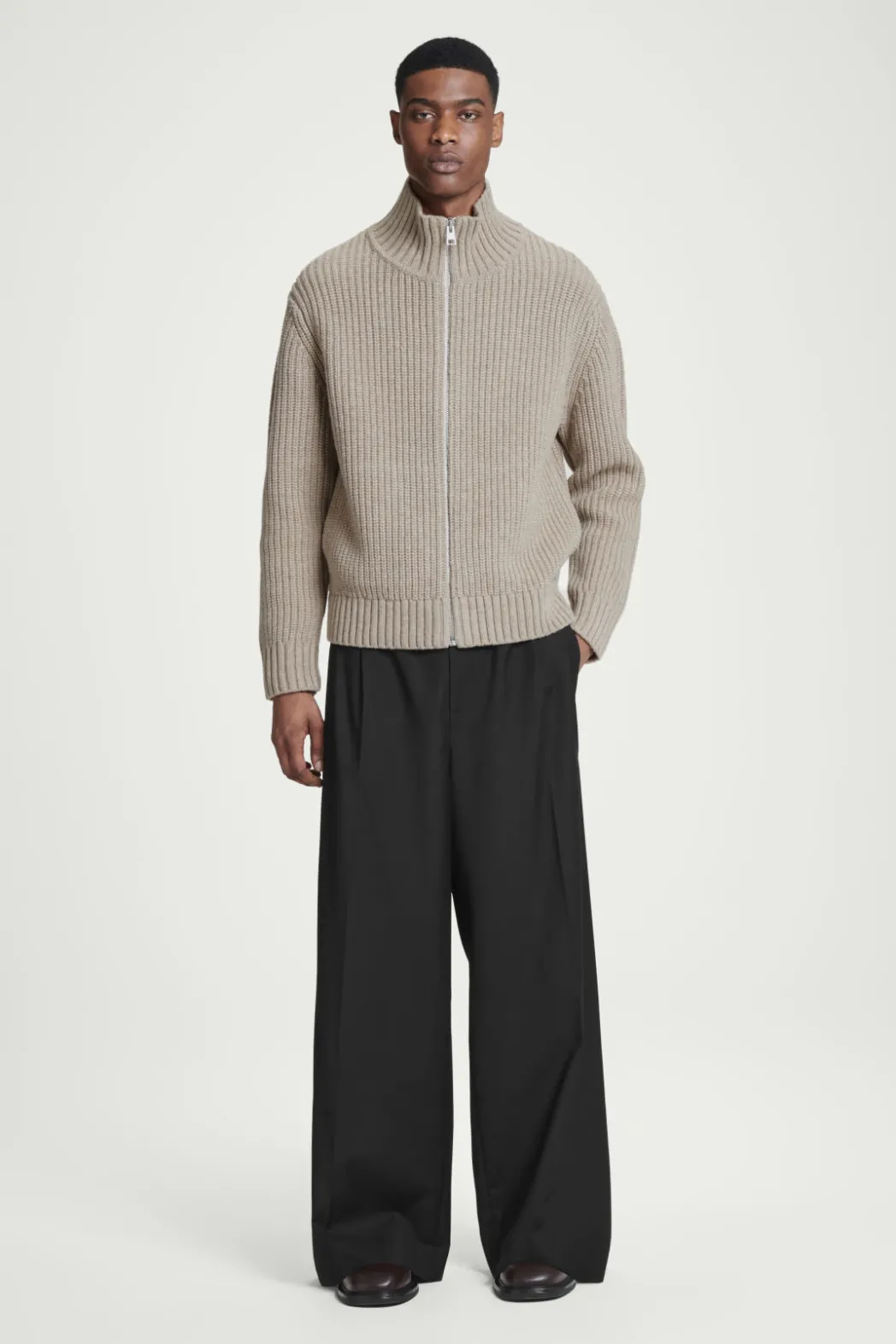 Outlet COS FUNNEL-NECK KNITTED WOOL JACKET BEIGE