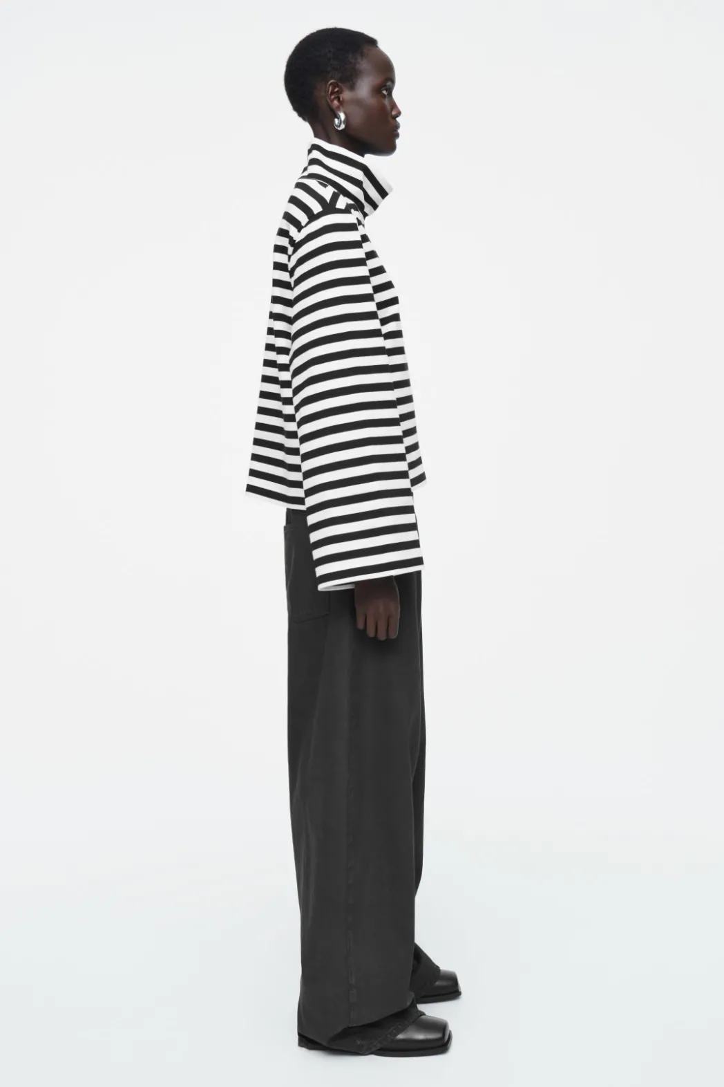 Discount COS FUNNEL-NECK STRIPED LONG-SLEEVED T-SHIRT BLACK / WHITE / STRIPED