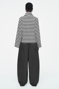 Discount COS FUNNEL-NECK STRIPED LONG-SLEEVED T-SHIRT BLACK / WHITE / STRIPED