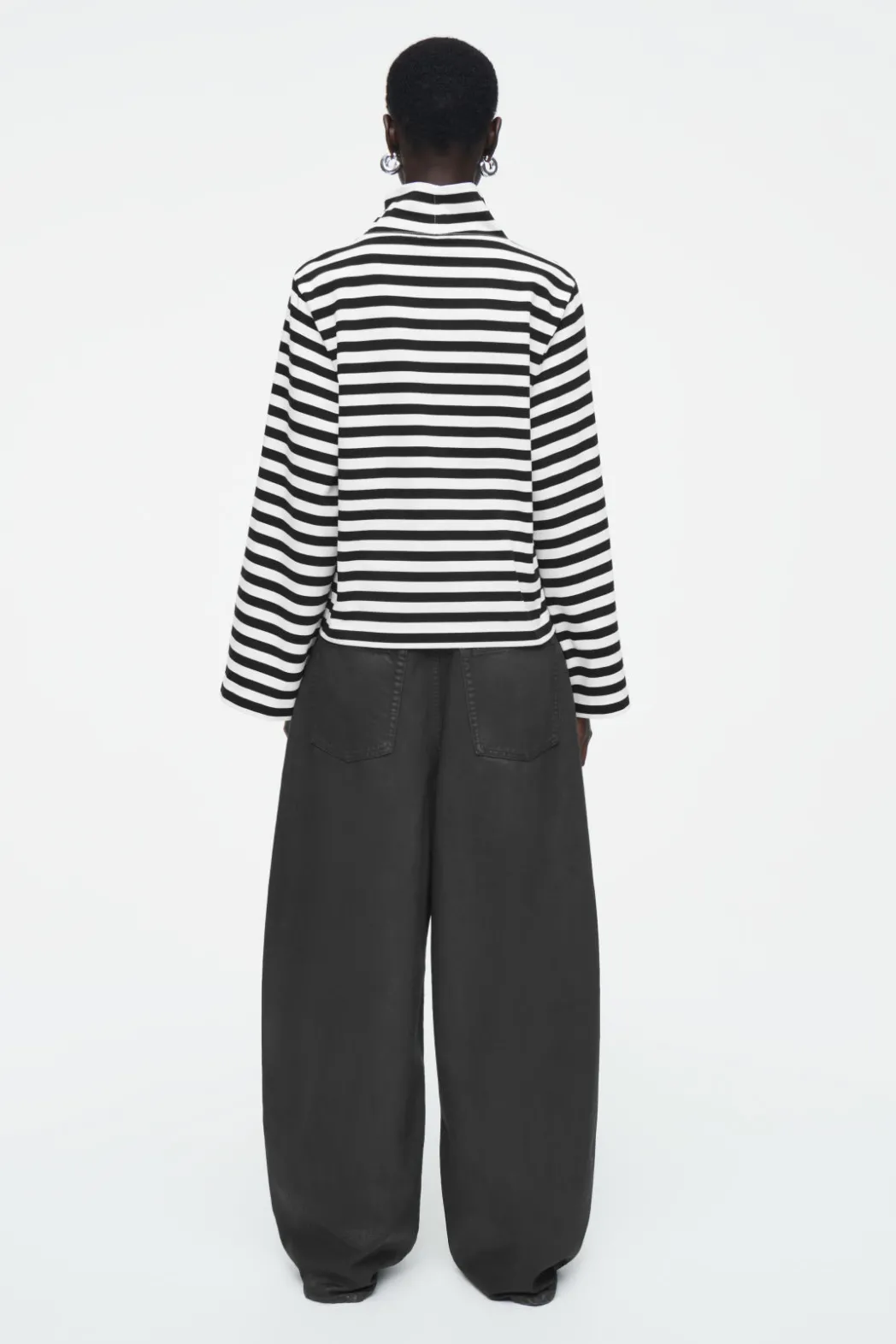 Discount COS FUNNEL-NECK STRIPED LONG-SLEEVED T-SHIRT BLACK / WHITE / STRIPED