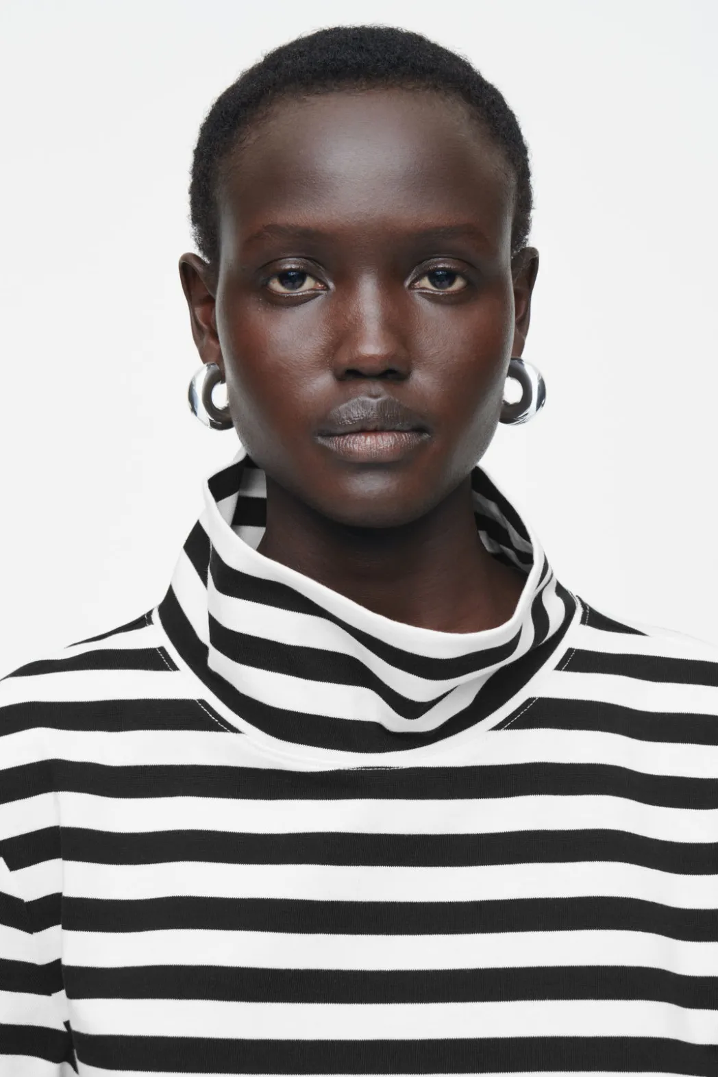 Discount COS FUNNEL-NECK STRIPED LONG-SLEEVED T-SHIRT BLACK / WHITE / STRIPED