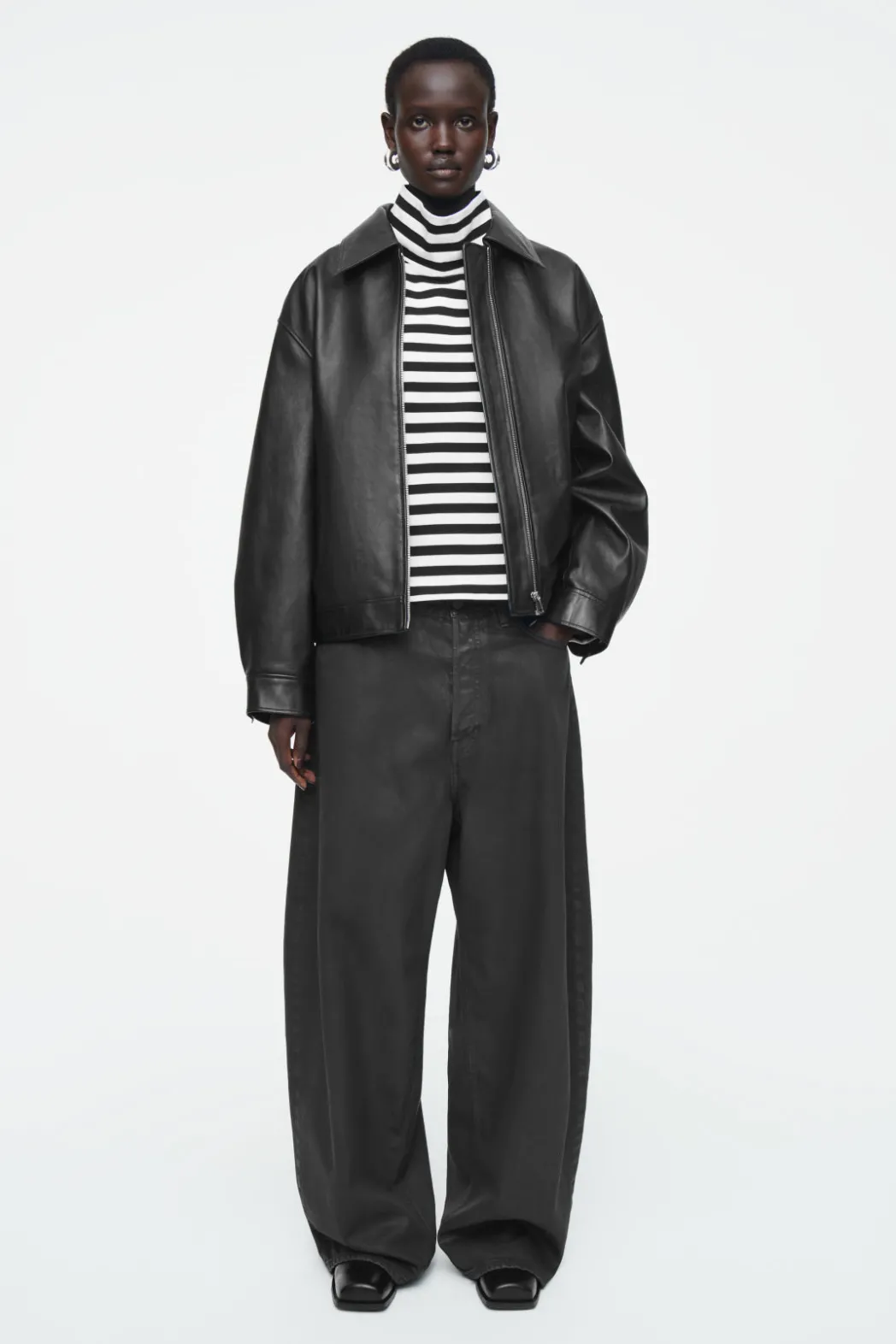 Discount COS FUNNEL-NECK STRIPED LONG-SLEEVED T-SHIRT BLACK / WHITE / STRIPED