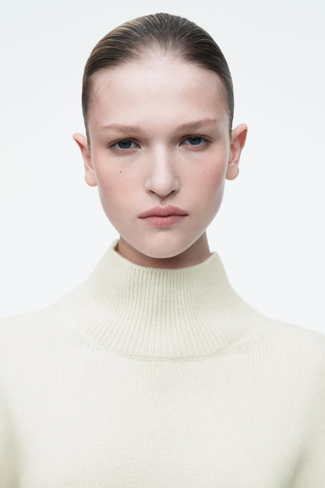 Clearance COS FUNNEL-NECK WAISTED WOOL SWEATER CREAM