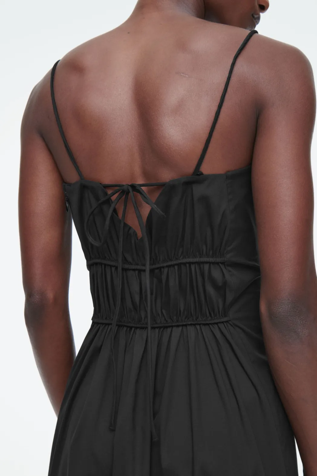 Discount COS GATHERED-WAIST MIDI DRESS BLACK