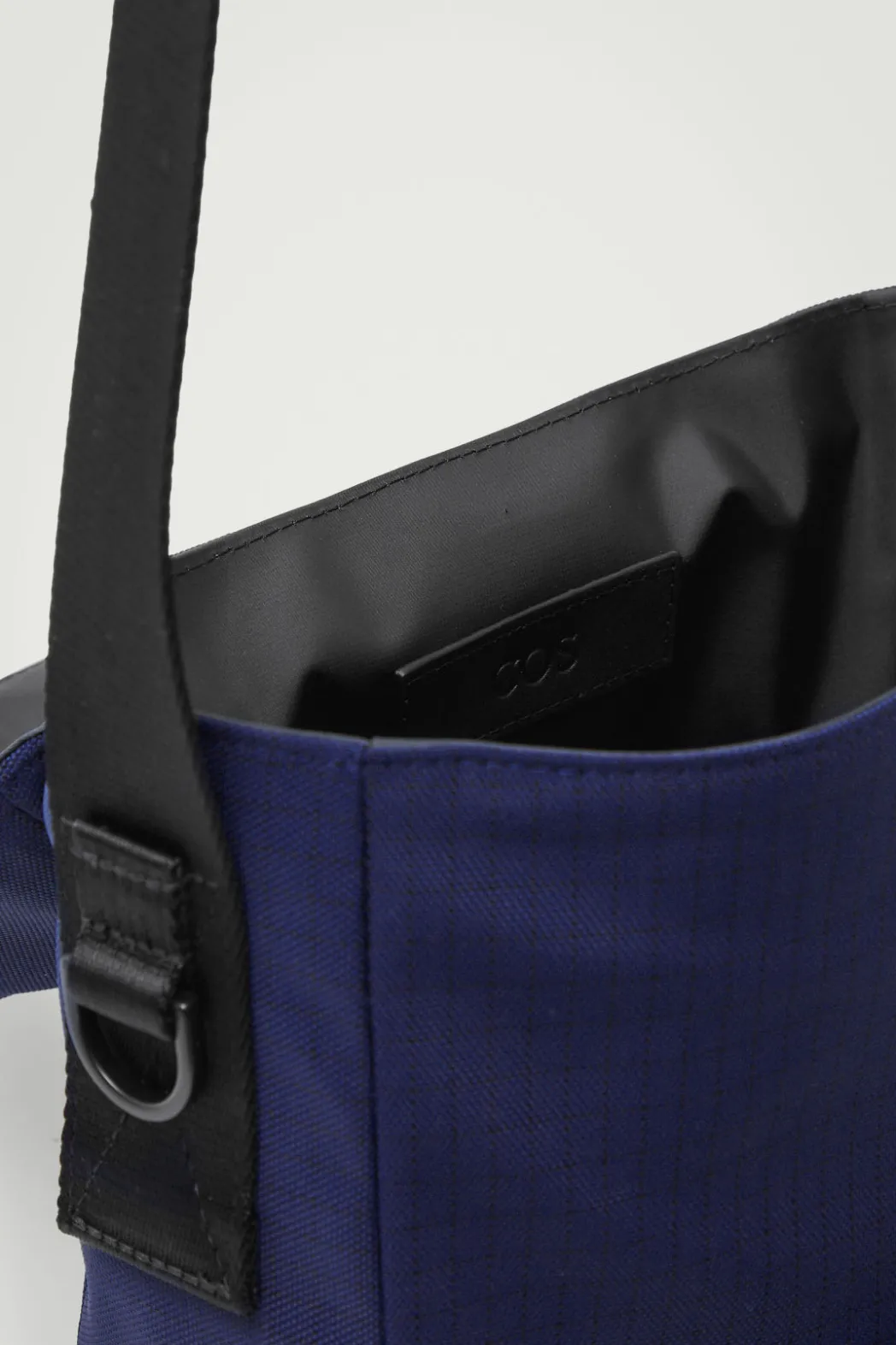 Clearance COS GRID CROSSBODY BAG - RIPSTOP DARK BLUE