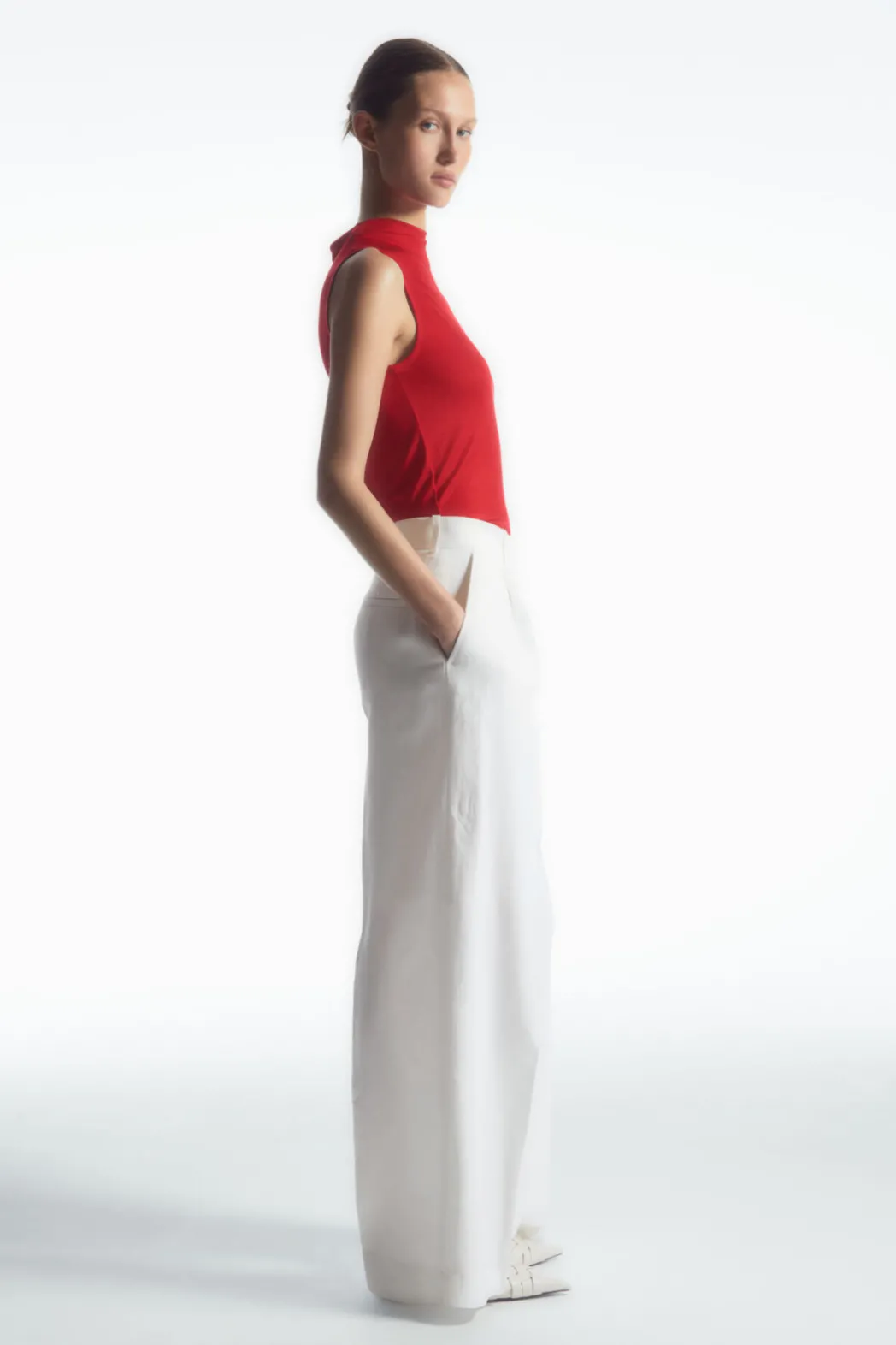 COS HIGH-NECK SLEEVELESS TANK TOP CRIMSON RED
