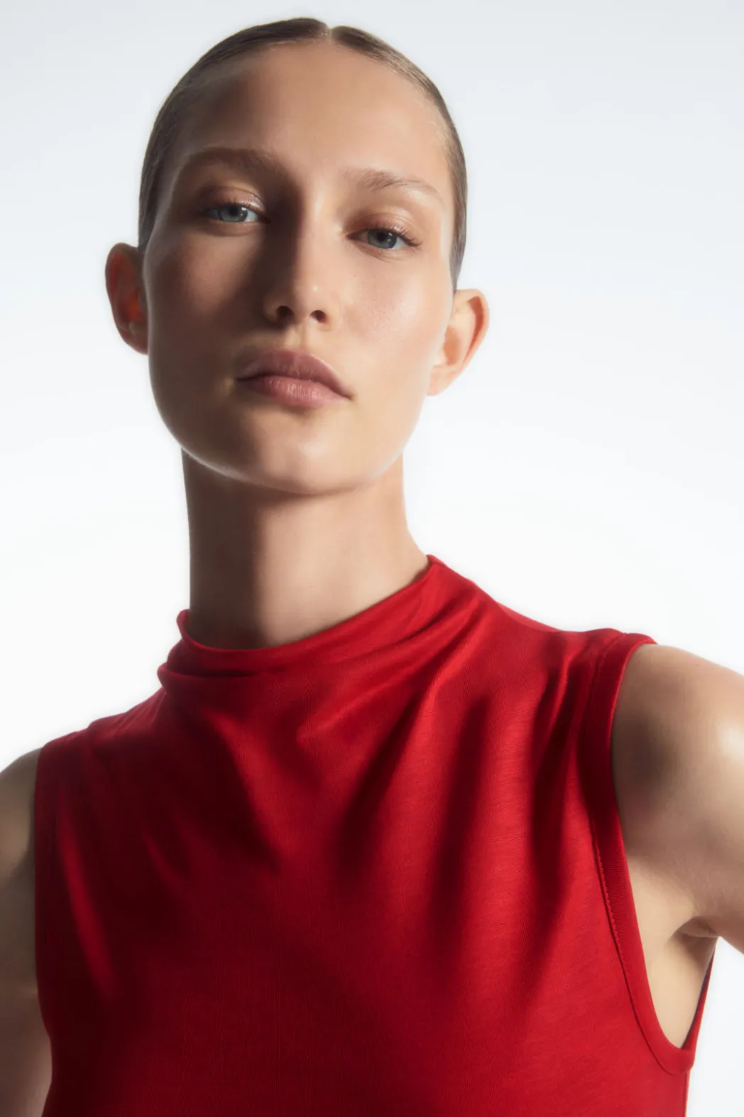COS HIGH-NECK SLEEVELESS TANK TOP CRIMSON RED