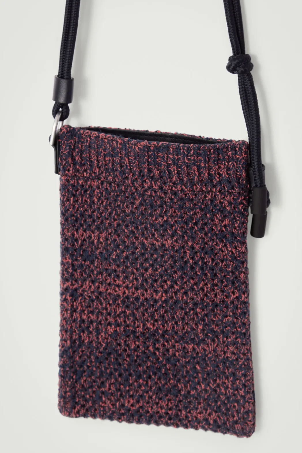 Best COS KNITTED PHONE POUCH NAVY / BROWN