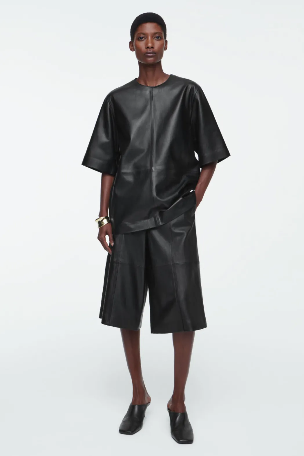 Outlet COS LEATHER T-SHIRT BLACK