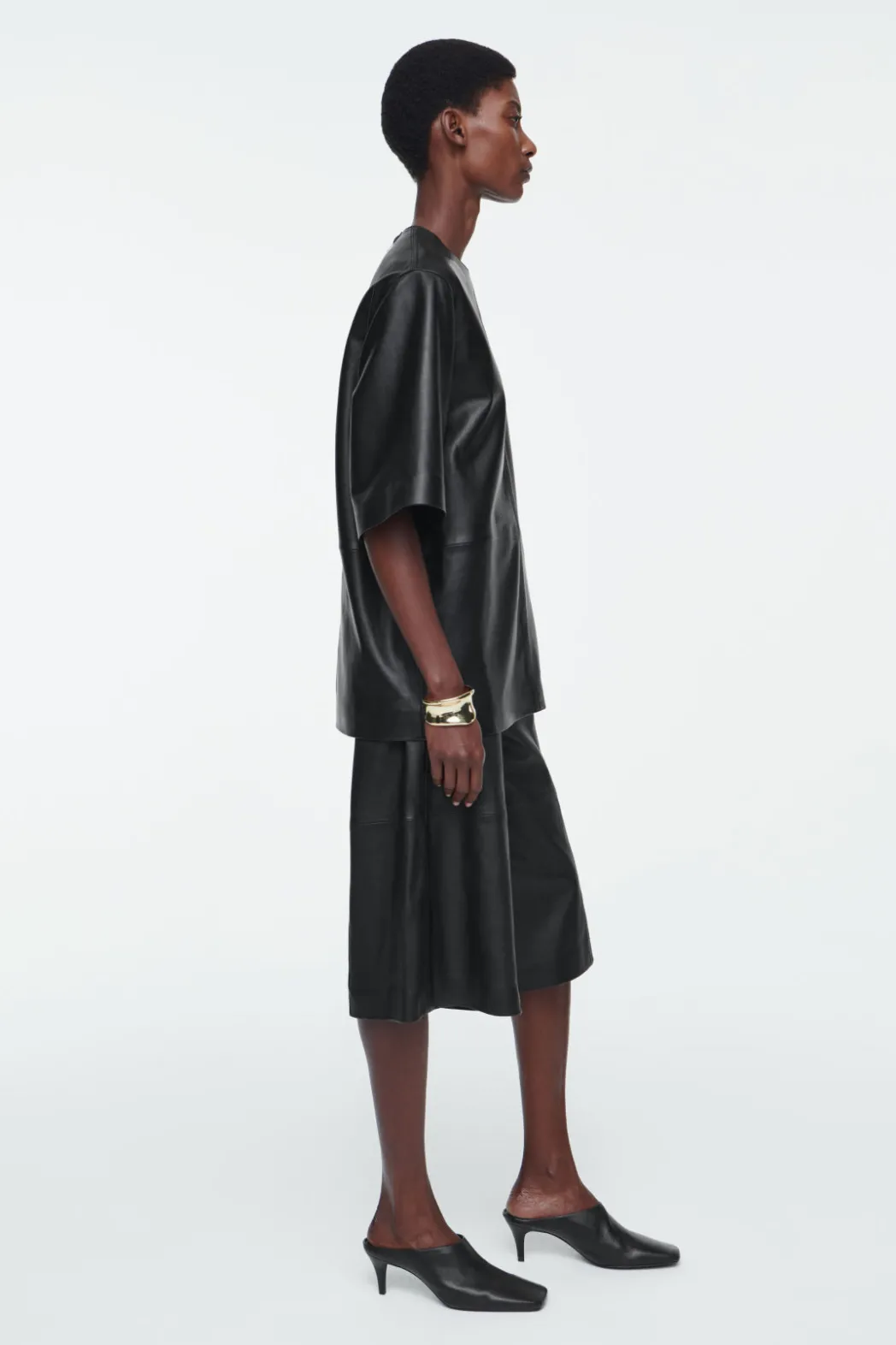 Outlet COS LEATHER T-SHIRT BLACK