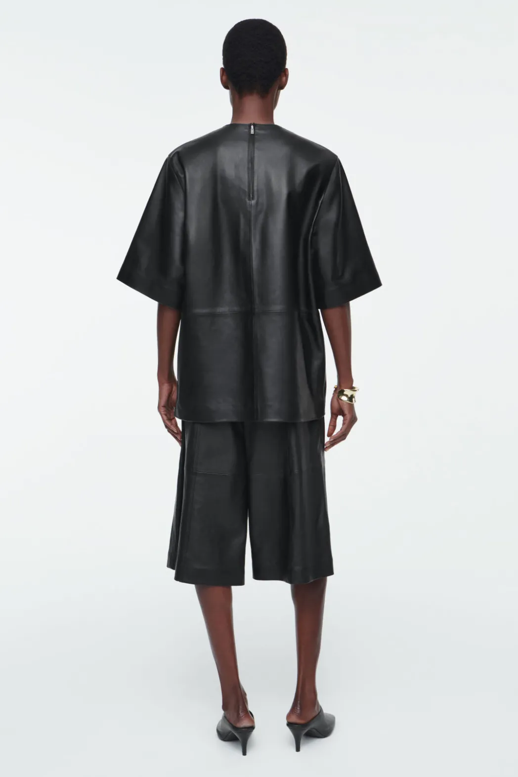 Outlet COS LEATHER T-SHIRT BLACK